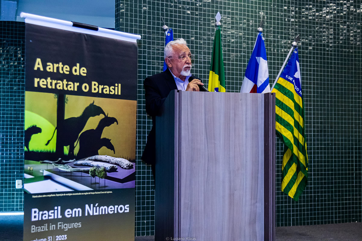 Brasil tem 500 séculos e não 500 anos, afirma historiador